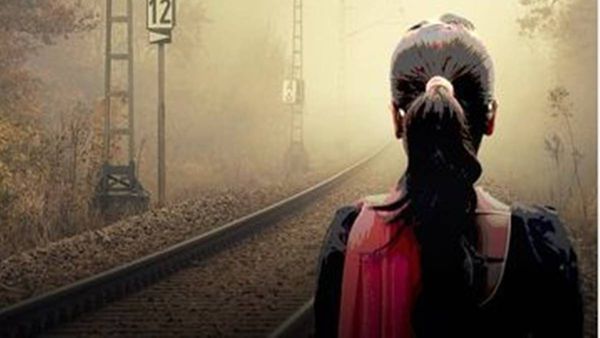 പൊലീസ് ഉദ്യോഗസ്ഥരുടെ ജാഗ്രത; മരണത്തിന്റെ ട്രാക്കില്‍ നിന്നും യുവതിക്ക് ലഭിച്ചത് പുതുജീവന്‍