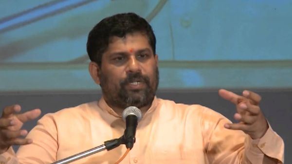 കോഴിക്കഥയുമായി സന്ദീപാനന്ദ ഗിരി; ആശ്രമത്തില്‍ ഇഡി റെയ്ഡിന് സാധ്യതയെന്ന് കമന്റുകള്‍