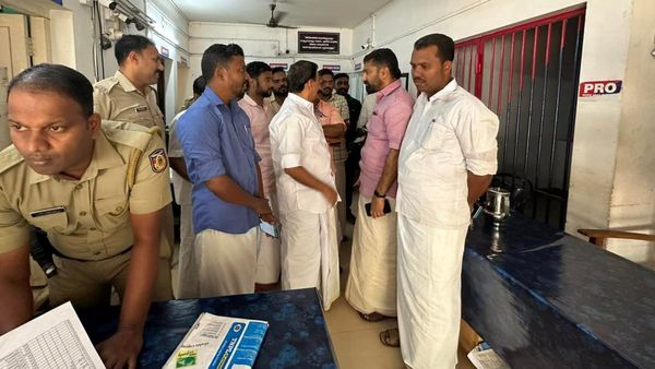 സിപിഎമ്മുകാര്‍ എകെജിയെ അവഹേളിക്കുന്നു; നമ്പര്‍ വണ്‍ ഭീരുവിനെ ഇന്ന് വഴിതടഞ്ഞു- വിടി ബല്‍റാം