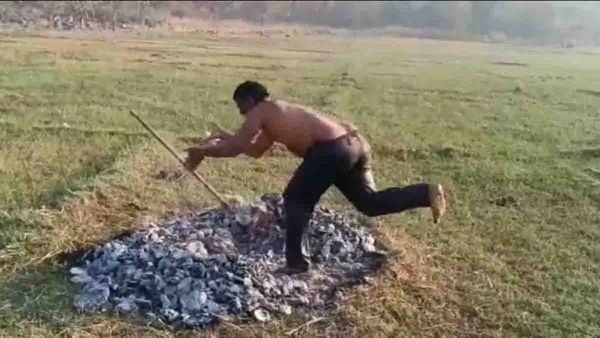 സഹോദരന്റെ ഭാര്യയുമായി അവിഹിതമെന്ന് സംശയം; നിരപരാധിത്വം തെളിയിക്കാന്‍ അഗ്നിപരീക്ഷ നേരിട്ട് യുവാവ്