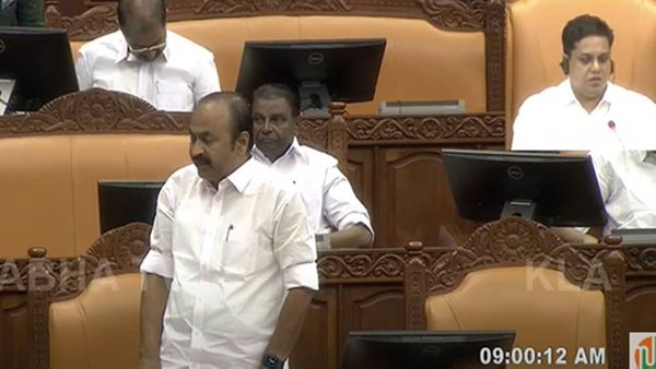 നടുത്തളത്തില്‍ പ്രതിപക്ഷത്തിന്റെ സത്യാഗ്രഹം; നിയമസഭ അനിശ്ചിത കാലത്തേക്ക് പിരിഞ്ഞു