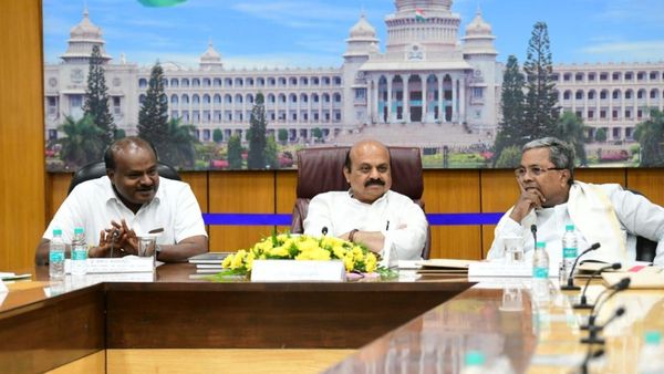 കർണാടക തിളയ്ക്കുന്നു: രണ്ടും കല്‍പ്പിച്ച് കോണ്‍ഗ്രസ്, അധികാരം പിടിക്കും: ആശങ്ക ഒഴിയാതെ ബിജെപി