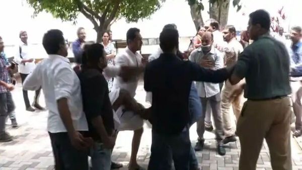 ഉപരോധം അക്രമാസക്തം; കൊച്ചി കോര്‍പ്പറേഷന്‍ സെക്രട്ടറിയെ വളഞ്ഞിട്ട് തല്ലി കോണ്‍ഗ്രസ് പ്രവര്‍ത്തകര്‍