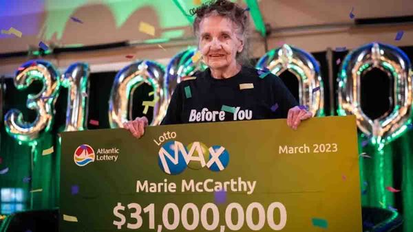 ഇതാണ് ഭാഗ്യം..; ജന്മദിനസമ്മാനമായി ലഭിച്ചത് ലോട്ടറി ടിക്കറ്റ്, അടിച്ചത് ഒന്നും രണ്ടുമല്ല, 250 കോടി!!