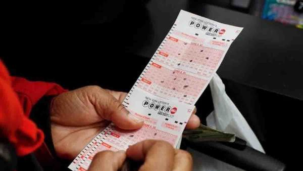 എന്തൊരു ഭാഗ്യമിത്..!! ഭാര്യയുടെ പിണക്കം മാറ്റാന്‍ രണ്ട് ലോട്ടറിയെടുത്തു.. രണ്ടിലും സമ്മാനം കോടികള്‍..!!