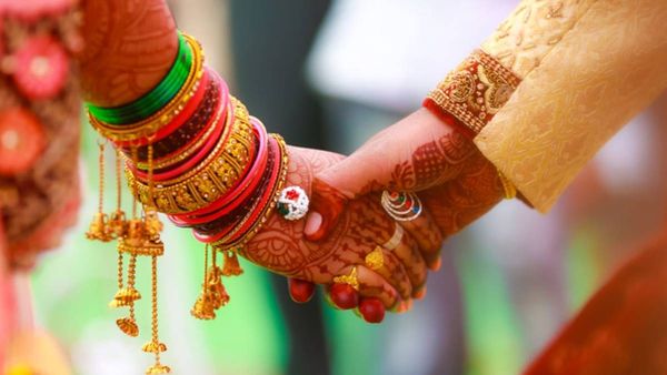 വിവാഹത്തിന് പിറ്റേദിവസം ട്രാഫിക്കില്‍പ്പെട്ട കാറില്‍ നിന്നും ഇറങ്ങിയോടി വരന്‍; ഇപ്പോഴും കാണാമറയത്ത്!!