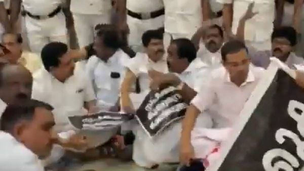 സ്പീക്കറുടെ ഓഫീസ് ഉപരോധിച്ച് പ്രതിപക്ഷം; വാച്ച് ആൻഡ് വാർഡും എംഎൽഎമാരും തമ്മിൽ ഉന്തുംതള്ളും