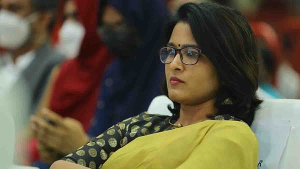 മീഡിയ വണ്‍ വിട്ട് സ്മൃതി പരുത്തിക്കാട്; ഇനി റിപ്പോര്‍ട്ടറിലേക്ക്.. ചാനലില്‍ അടിമുടി മാറ്റം