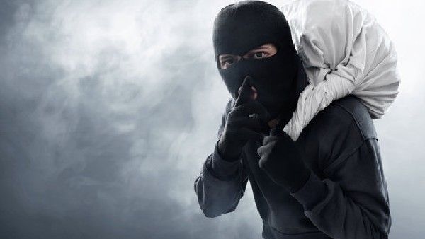 പിന്നിലൂടെ വന്ന് വായില്‍ തുണി തിരുകി; സ്ത്രീയെ കുളിമുറിയില്‍ പൂട്ടിയിട്ട് കവര്‍ച്ച