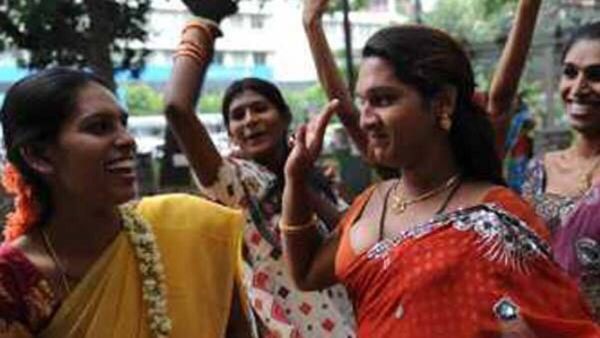 കണ്ണൂരില്‍ ട്രാന്‍സ്ജെന്‍ഡര്‍മാരുടെ നൃത്തട്രൂപ്പ് അരങ്ങിലെത്തി, താളചുവടുകളോടെ കലാകാരികള്‍