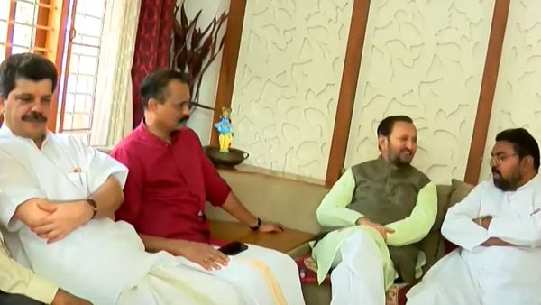 രാഷ്ട്രീയ സന്ദർശനങ്ങള്‍ തുടരുന്നു: വിഷു ദിനത്തില്‍ ക്രൈസ്തവ പുരോഹിതർ ബിജെപി നേതാക്കളുടെ വീട്ടില്‍