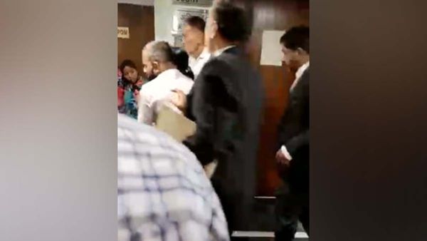 ദില്ലിയില്‍ കോടതിയില്‍ വെടിവെയ്പ്പ്: സ്ത്രീക്ക് വെടിയേറ്റു, പ്രതിയെത്തിയത് അഭിഭാഷക വേഷത്തില്‍