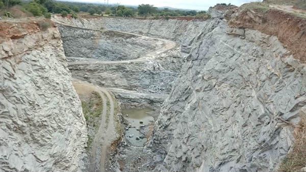 ക്വാറി ഉത്പന്നങ്ങളുടെ വിലയില്‍ 10 രൂപ കുറയ്ക്കണമെന്ന് കണ്ണൂര്‍ ജില്ലാ കലക്ടര്‍