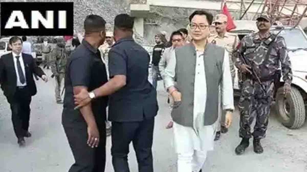 കിരണ്‍ റിജിജുവിന്റെ കാറില്‍ ട്രക്കിടിച്ചു; അപകടം കശ്മീരില്‍ വെച്ച്