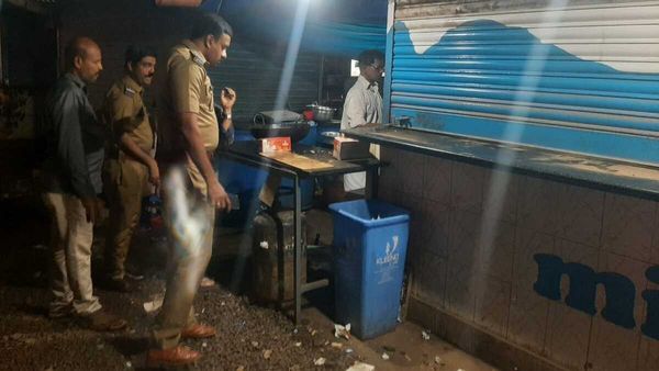 ഓവുചാലിലേക്ക് മലിനജലം ഒഴുക്കിവിട്ടു: മേയറുടെ നേതൃത്വത്തില്‍ മില്‍മാബൂത്ത് അടച്ചുപൂട്ടിച്ചു