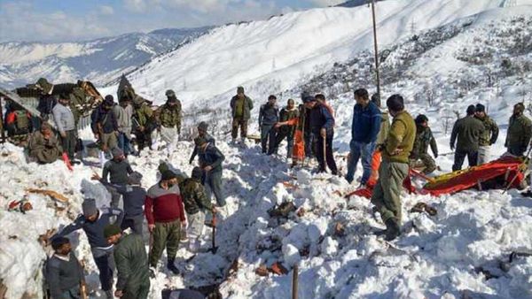 സിക്കിമില്‍ വന്‍ മഞ്ഞിടിച്ചില്‍: 150 ലേറെ വിനോദസഞ്ചാരികൾ കുടുങ്ങി, 6 പേർ മരണപ്പെട്ടതായും റിപ്പോർട്ട്