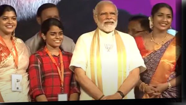 മോദിയുടെ കാലിൽ വീണ് വണങ്ങി നവ്യ നായർ; ഇതിൽ ഭാവിയെ കുറിച്ചുള്ള കാഴ്ചപാടുണ്ടെന്ന് അപർണ ബാലമുരളി