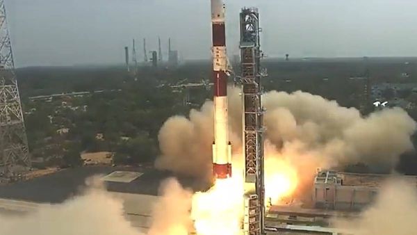 കുതിച്ചുയർന്ന് പിഎസ്എൽവി സി 55; സിംഗപ്പൂരിന്റെ രണ്ട് ഉപഗ്രഹങ്ങൾ ഭ്രമണപഥത്തിലേക്ക്; ആവേശം വാനോളം