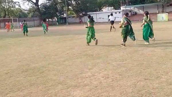 Viral Video: വാശിയേറിയ ഫുട്ബോൾ മത്സരം;  സാരിയുടുത്ത് പന്ത് തട്ടി സ്ത്രീകൾ