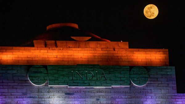 ചുവന്ന് തുടുത്ത് ചന്ദ്രന്‍; അപൂര്‍വ ദൃശ്യം, മനോഹരമായ ആകാശക്കാഴ്ച്ച ഈ നഗരങ്ങളില്‍