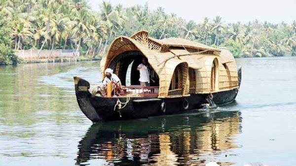 Alappuzha Houseboat Accident: ആലപ്പുഴ വേമ്പനാട്ട് കായലില്‍ ഹൗസ് ബോട്ട് മുങ്ങി;3 തമിഴ്നാട് സ്വദേശികളെ രക്ഷിച്ചു