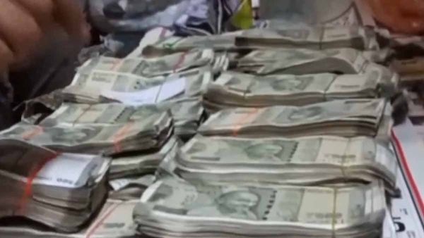 കൈക്കൂലി വാങ്ങി 'കോടീശ്വരനായി'; വില്ലേജ് അസിസ്റ്റന്റിന്റെ വീട്ടില്‍ നിന്ന് പിടിച്ചെടുത്തത് 1.5 കോടി രൂപ!!