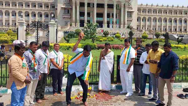 കര്‍ണാടക നിയമസഭാ മുറ്റത്ത് ഗോമൂത്രം തളിച്ച് കോണ്‍ഗ്രസ്; ശിവകുമാര്‍ പറഞ്ഞത് നടപ്പാക്കി