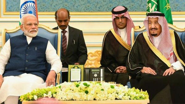 'സൗദി രാജാവിന്റെ കാലുപിടിച്ച് നരേന്ദ്ര മോദി': വൈറലായി ചിത്രം, എന്താണ് യാഥാർത്ഥ്യം