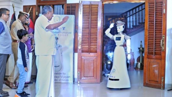 റോബോട്ട് എസ്ഐയെ സ്ഥലം മാറ്റിയതോ ഷെഡ്ഡില്‍ കയറ്റിയതോ: കെപി-ബോട്ടിനെ ആസ്ഥാനത്ത് നിന്നും മാറ്റി