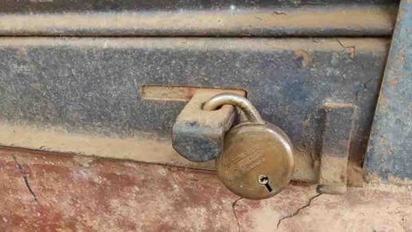 റോഡ് വികസത്തിന്റെ പേരില്‍ അതിക്രമം; പയ്യന്നൂരില്‍ കടകളുടെ പൂട്ടില്‍ പശ ഒഴിച്ചു