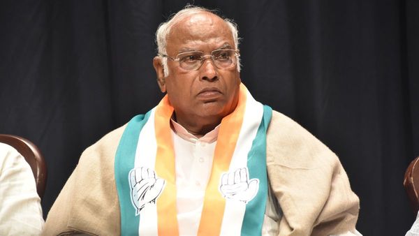 ഖാർഗെയ്ക്കെതിരേയും മാനനഷ്ട കേസ്: 100 കോടി നല്‍കണം, എഐസിസി അധ്യക്ഷന് കോടതിയുടെ സമന്‍സ്