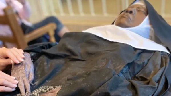 മരിച്ച് 4 വർഷത്തിന് ശേഷവും ജീർണിച്ചില്ല; അത്ഭുതമായി കത്തോലിക്ക കന്യാസ്ത്രീയുടെ മൃതദേഹം