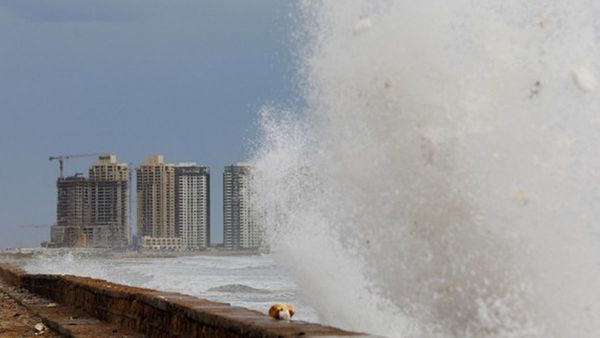 ബിപോര്‍ജോയ് കരതൊട്ടു; ഒരുലക്ഷം പേരെ ഒഴിപ്പിച്ചു; ഗുജറാത്തില്‍ ശക്തമായ മഴയും കാറ്റും