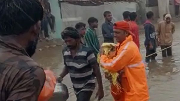 അഭയാര്‍ത്ഥി ക്യാംപില്‍ വെള്ളം കയറി; സിമന്റ് ചാക്കില്‍ പൊതിഞ്ഞ് നവജാതശിശുവിനെ രക്ഷപ്പെടുത്തി സുരക്ഷാ സേന