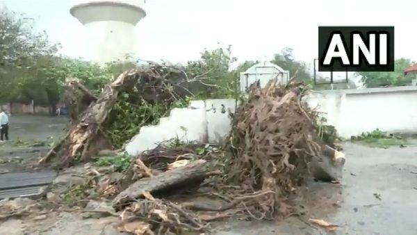 ബിപോര്‍ജോയ് ആഞ്ഞടിക്കുന്നു, 125 കിലോമീറ്റര്‍ വേഗത; വെള്ളപ്പൊക്കത്തിന് സാധ്യതയെന്ന് മുന്നറിയിപ്പ്