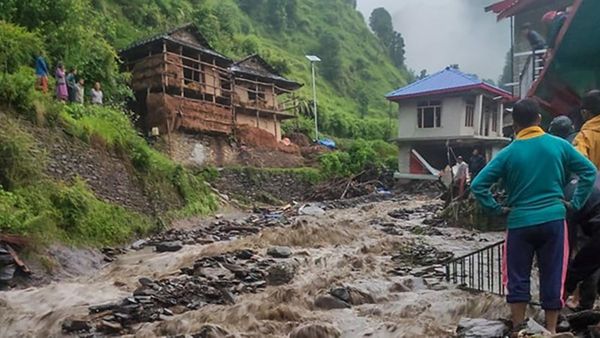 ഹിമാചല്‍ പ്രദേശില്‍ അപ്രതീക്ഷിത വെള്ളപ്പൊക്കം: വിനോദ സഞ്ചാരികള്‍ ഉള്‍പ്പടെ 200 പേർ കുടുങ്ങിക്കിടക്കുന്നു