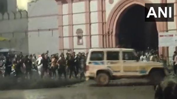 ദര്‍ഗ പൊളിക്കുന്നതുമായി ബന്ധപ്പെട്ട് തര്‍ക്കം, പൊലീസിനെതിരെ കല്ലെറിഞ്ഞ് ജനക്കൂട്ടം; ഒരാള്‍ കൊല്ലപ്പെട്ടു