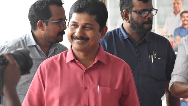 നൂറാം ദിവസവും എസ്എഫ്ഐയെ നേരെയാക്കാം: അതാണല്ലോ ഇന്ത്യയിലെ ഏറ്റവും പ്രാധാന വിഷയം: എം സ്വരാജ്