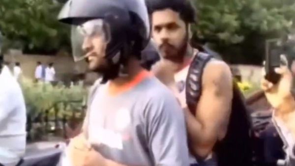 Viral Video: ശ്രീശാന്തിനെയും പിന്നിലിരുത്തി ബൈക്ക് പറപ്പിച്ച് എംഎസ് ധോണി: അപൂര്‍വ വീഡിയോ!!