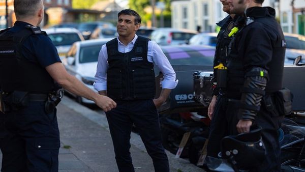 ബുള്ളറ്റ് പ്രൂഫ് ജാക്കറ്റ് ധരിച്ച് പൊലീസിനാപ്പം ഋഷി സുനക്; 105 അനധികൃത കുടിയേറ്റക്കാര്‍ അറസ്റ്റില്‍