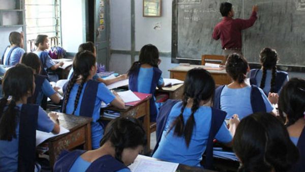 ജോലിഭാരമില്ല; 46 ഹയർസെക്കൻഡറി മലയാളം അധ്യാപകരെ ജോ​ലി ഭാ​ര​മു​ള്ള സ്കൂ​ളു​ക​ളി​ലേ​ക്ക്​ മാ​റ്റി