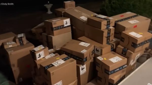 ഒരു സാധനം പോലും ഓർഡർ ചെയ്തില്ല; പക്ഷേ ഈ സ്ത്രീയുടെ വീട്ടിലേക്ക് എത്തിയത് ആമസോണിന്റെ 100 പാക്കേജുകൾ!