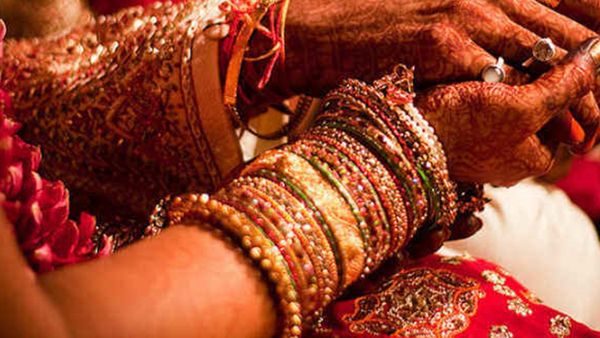 അയൽവാസികൾ, വർഷങ്ങളായി പ്രണയം; പെൺകുട്ടികൾ ഒളിച്ചോടി വിവാഹം കഴിച്ചു.. പക്ഷേ, ഒരബദ്ധം പറ്റി