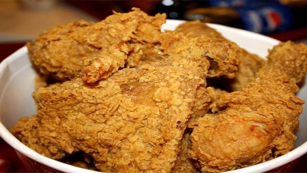 ഭക്ഷത്തില്‍ പുഴു; പരാതിയില്‍ ഹോട്ടല്‍ അടപ്പിച്ചു; യുവാവിനോട് 1 കോടി നഷ്ടപരിഹാരം ആവശ്യപ്പെട്ട് ഉടമ