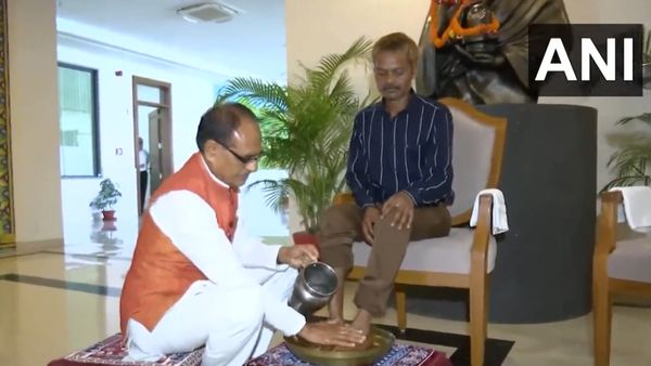 മൂത്രമൊഴിച്ച സംഭവം: പ്രതിയുടെ വീട് പുനര്‍നിര്‍മിക്കും, കുടുംബത്തിന് പിന്തുണയുമായി ബ്രാഹ്‌മണ സമാജം