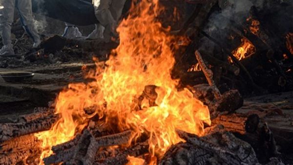 വെള്ളത്തില്‍ മുങ്ങി വീടും പറമ്പും: പത്തനംതിട്ടയില്‍ വയോധികന് ചിതയൊരുക്കിയത് റോഡില്‍