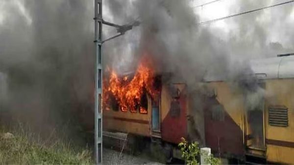 തെലങ്കാനയില്‍ ഓടികൊണ്ടിരിന്ന ട്രെയിനില്‍ വന്‍ തീപിടിത്തം: 4 ബോഗികള്‍ കത്തി നശിച്ചു