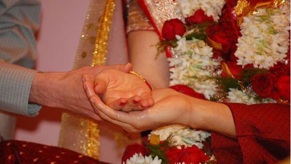 വിവാഹം കഴിഞ്ഞ് 2 മണിക്കൂറിനുള്ളില്‍ വരന്റെ പ്രഖ്യാപനം, വധുവിനെ മുത്തലാഖ് ചൊല്ലി; കാരണം ഇങ്ങനെ