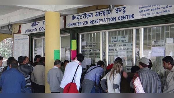 റെയില്‍വെ ജനറല്‍ ടിക്കറ്റിനായുള്ള നീണ്ട ക്യൂ മറന്നേക്കൂ; ഈ ആപ്പില്‍ കയറിയാല്‍ ഇനി എല്ലാം ഈസി