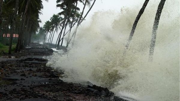 മഴയുടെ ശക്തി കുറയും: ഇന്ന് അവധി 5 ജില്ലകളിലെ വിദ്യാലയങ്ങള്‍ക്ക്, മഴക്കെടുതിയില്‍ ഒരാഴ്ചക്കിടെ 13 മരണം